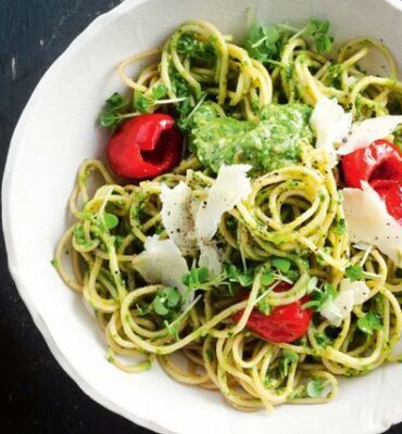 Pesto makaroni ar aunazirņiem un citronu