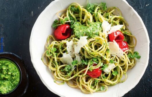 Pesto makaroni ar aunazirņiem un citronu