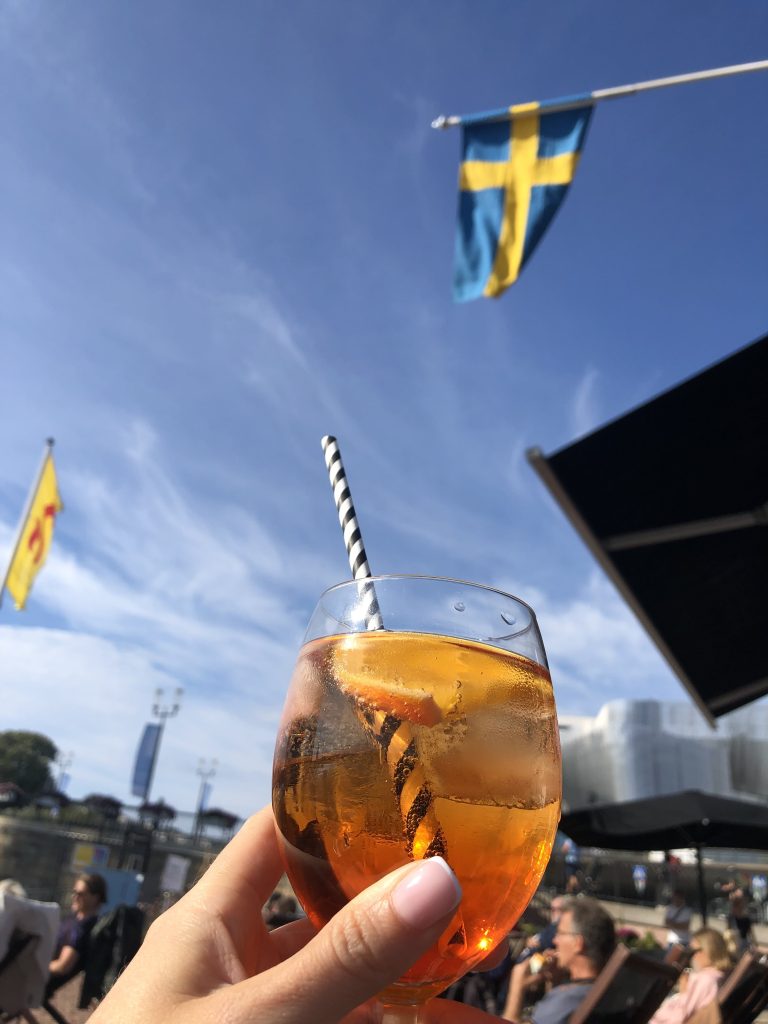 Klara Strand Café (Klara Mälarstrand 2, 111 52 Stockholm, Sweden) - aperol spritz un Zviedrijas karogs